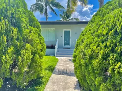 a house between two large green hedges at Villa Gia Large Home Near Brickell Miami Beach in Miami