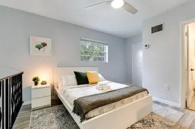 a bedroom with a bed and a window at Loft style 1b Apt , Fast Wi-Fi Virg14 in Miami