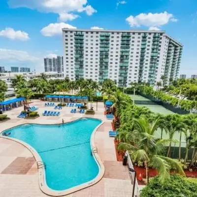 SPECIAL Beautiful Modern Beach Condo
