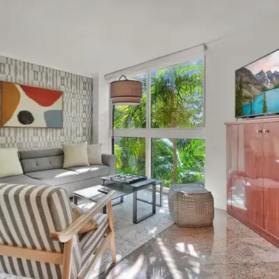 Treetop Retreat! Cozy 2 Bedroom In Heart Of Grove