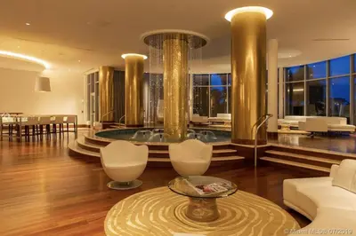a lobby with a tub with a table and chairs at Apartamento en Miami Beach sobre la playa in Miami Beach