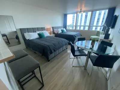 a room with a bed and a table and a couch at Studio Miami Beach sobre la playa in Miami Beach