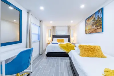 a bedroom with two beds and a large window at Angies-10 Min Beach-10 People-Terrace-Families in Hollywood