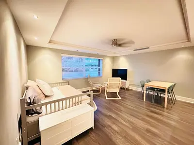 a room with a bed and a dining room at Ft Lauderdale - Oasis in Fort Lauderdale