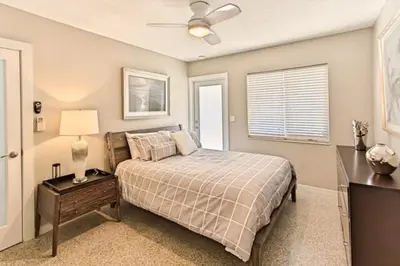 a bedroom with a bed and a table with a lamp at Wiltonplex B in Fort Lauderdale