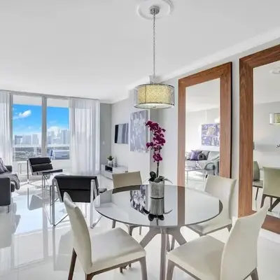 Sky High Penthouse! Water & City Views (top floor)