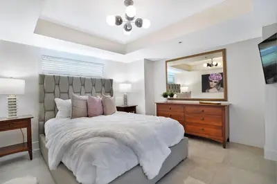 a bedroom with a large bed and a mirror at Classic Beauty! Skyline and water views in Miami