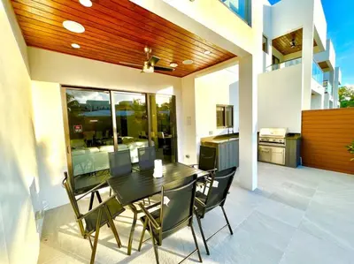 a kitchen and dining room with a table and chairs at The Botanical Oasis Las Olas in Fort Lauderdale