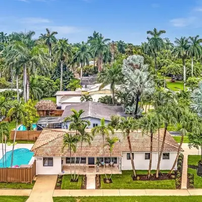Tropical Oasis With heated pool 10 mins airport & 5 mins Beach