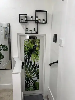 a room with a door with a painting of a plant at Luna y Sol Calle 8 in Miami