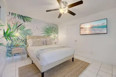 a bedroom with a bed and a ceiling fan at Boho 6, studio Near Air-Cruise Port & Beach in Fort Lauderdale