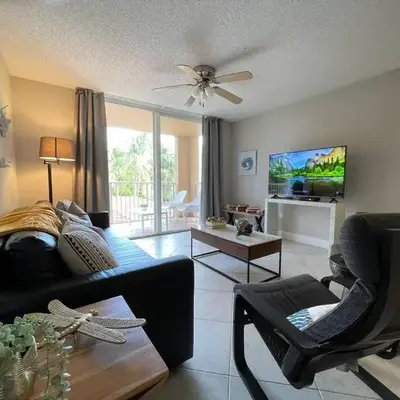 Deluxe Yacht Club Condo Near the Beach