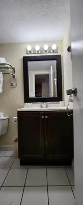 a bathroom with a sink and a mirror at Departamento con salida al mar Miami in Sunny Isles Beach