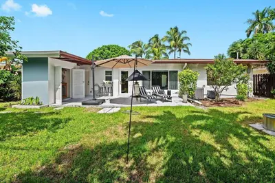 a house with an umbrella in the yard at Copacabana in Fort Lauderdale