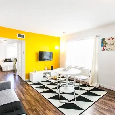 1 Bedroom 5 minutes walk to Beach on Washington Ave