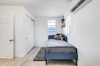 a bedroom with a bed and a white wall at Inviting 1-BR apartment for 4 people V2 in Miami