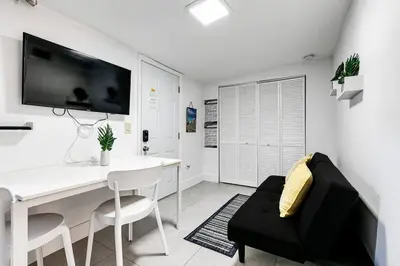 a white room with a desk and a tv on the wall at Swinging London Studio 3 people V6 in Miami