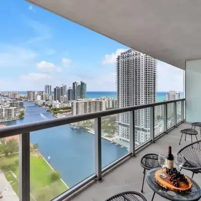 Upper Apartment - Pool - Gym - Near Beach
