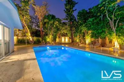 a swimming pool in the backyard of a house at Cascada-Luxe Resort Heated Pool HotTub Wlk 2 Beach in Fort Lauderdale