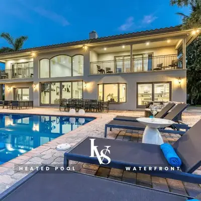VillaKey- LUXE Waterfront Villa 5Min to Beach