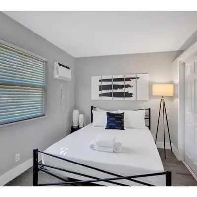 Rustic Retreats Modern 1BR for 4 guests in the heart of Fort Lauderdale