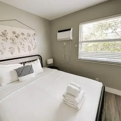 Rustic Retreats Cozy 1BR for 4 guests minutes from Las Olas