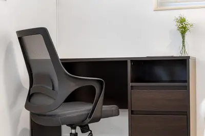a black chair sitting next to a desk at Lake Ridge Villa in Fort Lauderdale