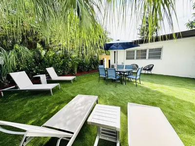 a backyard with chairs and a table and chairs at Progresso Apartments & Homes by Lowkl in Fort Lauderdale