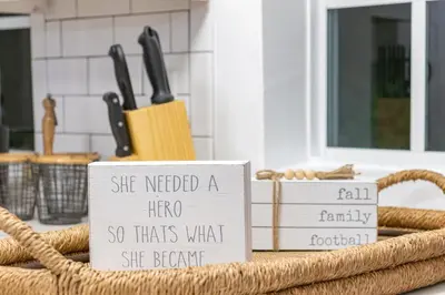 a sign that says she needed a hino so thats what she breathe at Lakefront Villa and Paddle Board TGH in Miami