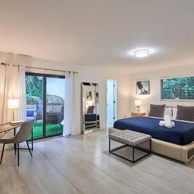 Lakefront Villa: Tropical Backyard & Kayak TGH