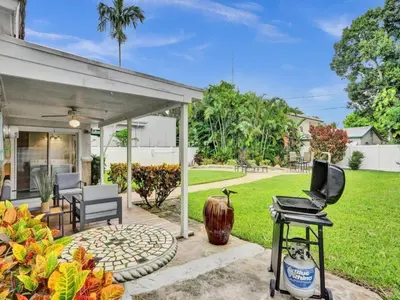 a home with a patio with a piano at 3 min. walk to Wilton Drive, pool and huge yard in Fort Lauderdale