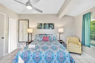 a bedroom with a bed and a chair at 3bed 2bath with pool, 5 min. walk to food and fun in Fort Lauderdale