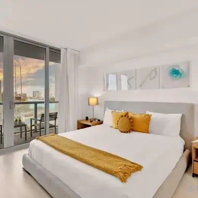 Modern Condo - Amazing Pool - Gym - Balcony