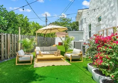 a backyard with two chairs and an umbrella at Rio Vista Prestige on Las Olas Heated Pool in Fort Lauderdale