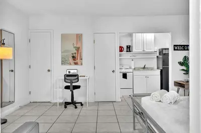a white room with a desk and a kitchen at Executive Studio Suite Hollywood Beach Blvd in Hollywood