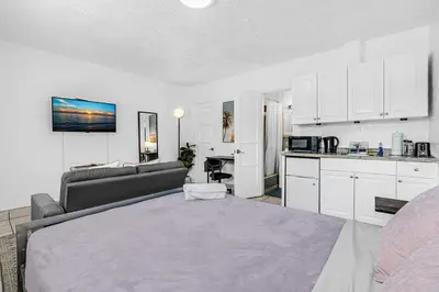 a living room with a bed and a kitchen at Executive Studio Hollywood Blvd & Near Beach in Hollywood