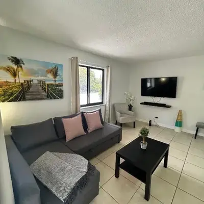 Apartment in Hollywood close to shops & beach 110