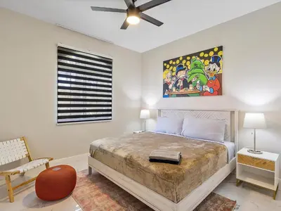 a bedroom with a bed and a painting on the wall at Villa ART Pool Golf Volleyball in Miami