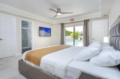 a bedroom with a large bed and a window at Amazing 5BR Villa Heated Pool near Hard Rock in Hollywood