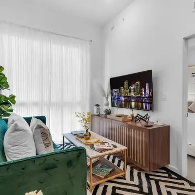 Miami Magic Vibrant 2 Bedroom with Free Parking