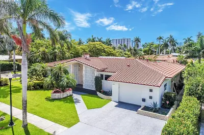 an aerial view of a house with a yard at Amazing Villa WALK 5 minutes to Hollywood Beach in Hollywood