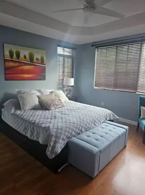 a bedroom with a bed and a blue wall at D&N Property Rental in Miami