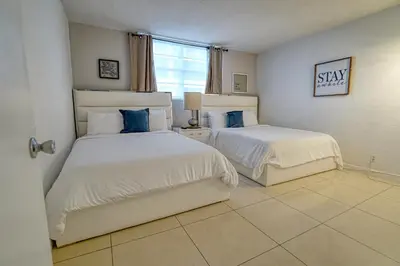 a bedroom with two beds and a window at Amazing apartment by the Ocean in Hollywood