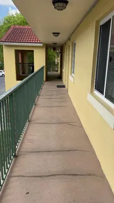 a hallway of a building with a sidewalk at Apartamento en kendall Miami 2 Habitaciones y 3 baños in Miami