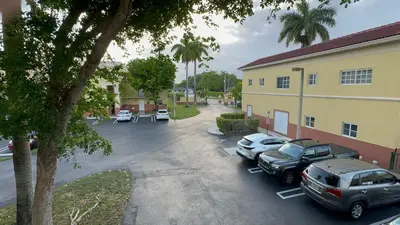 an aerial view of a parking lot next to a building at Apartamento en kendall Miami 2 Habitaciones y 3 baños in Miami