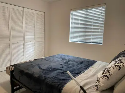 a bedroom with a bed and a window at Apartments Little Habana near calle 8 in Miami