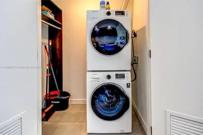 a washing machine and a dryer in a room at Ocean View Designer Studio, Pool in Miami