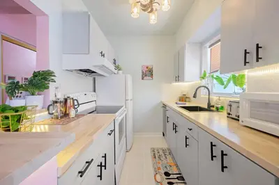 a kitchen with white cabinets and a white refrigerator at Apartamento justo en la playa in Hollywood