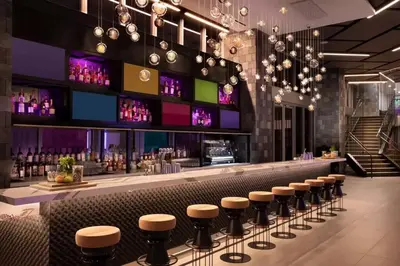 a bar with a row of stools in a restaurant at Apartamento en Downtown Miami in Miami