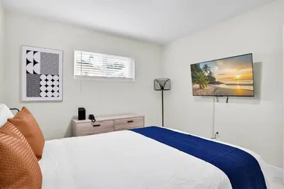 a white bedroom with a bed and a window at Hollywood Villa Luxury & Private Pool in Hollywood
